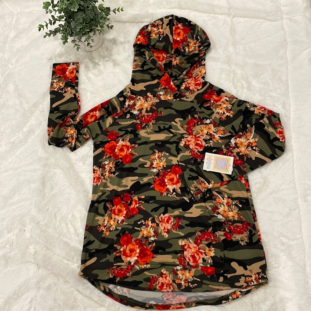 LulaRoe Amber Camo and Roses LS Top- NWT and very hard to find!